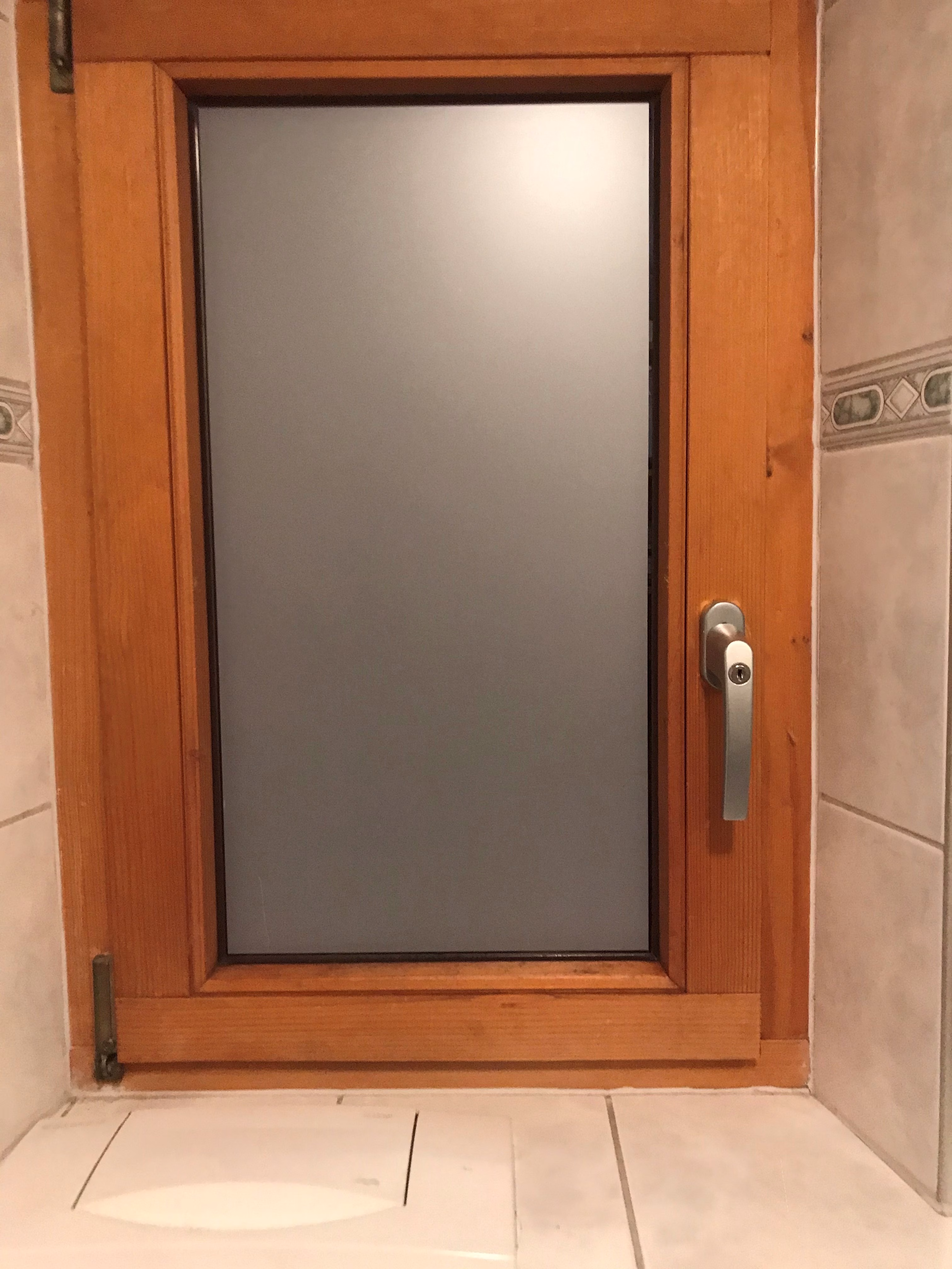 satinierte Fensterfolie im Badezimmer