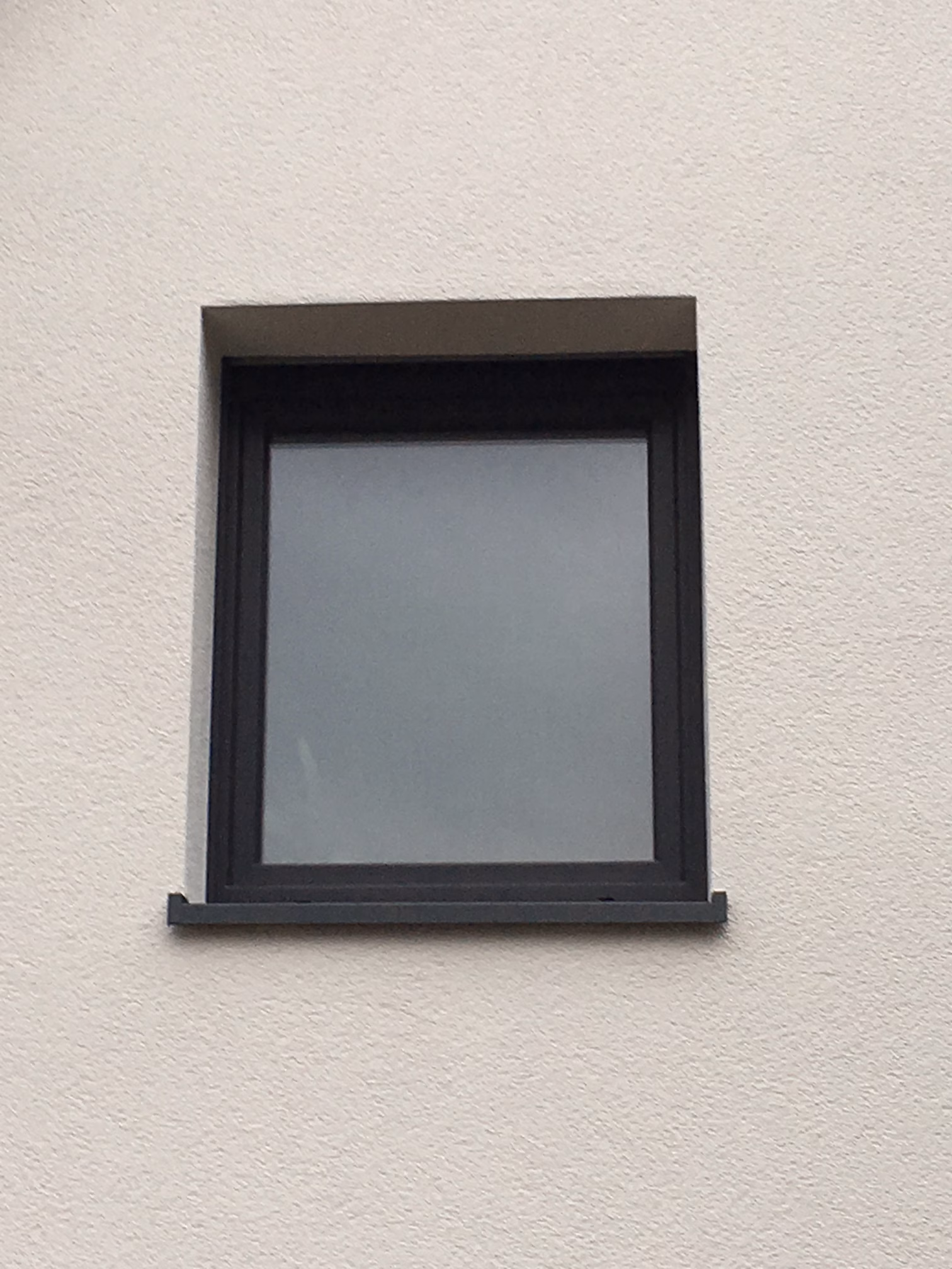 Sichtschutz im Badezimmer mit Folie im Sandstrahldesign in Außenansicht