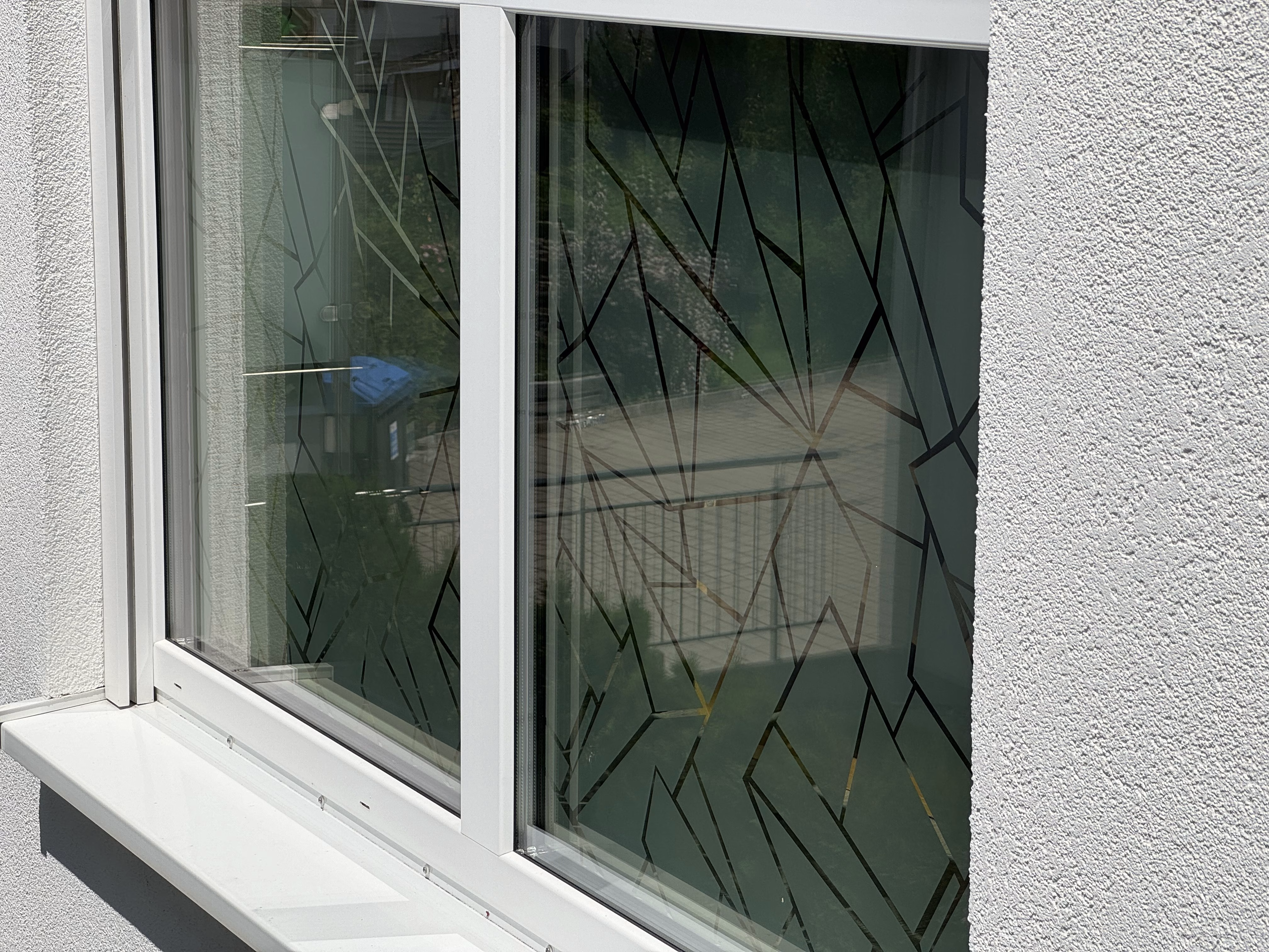 Außenansicht der Fensterfolie in Bruchglasoptik