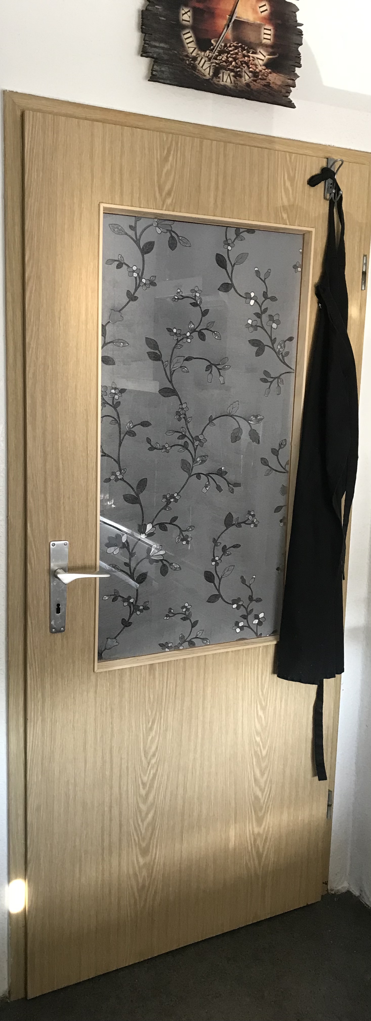 Glasausschnitt in Zimmertür mit kleberloser Fensterfolie