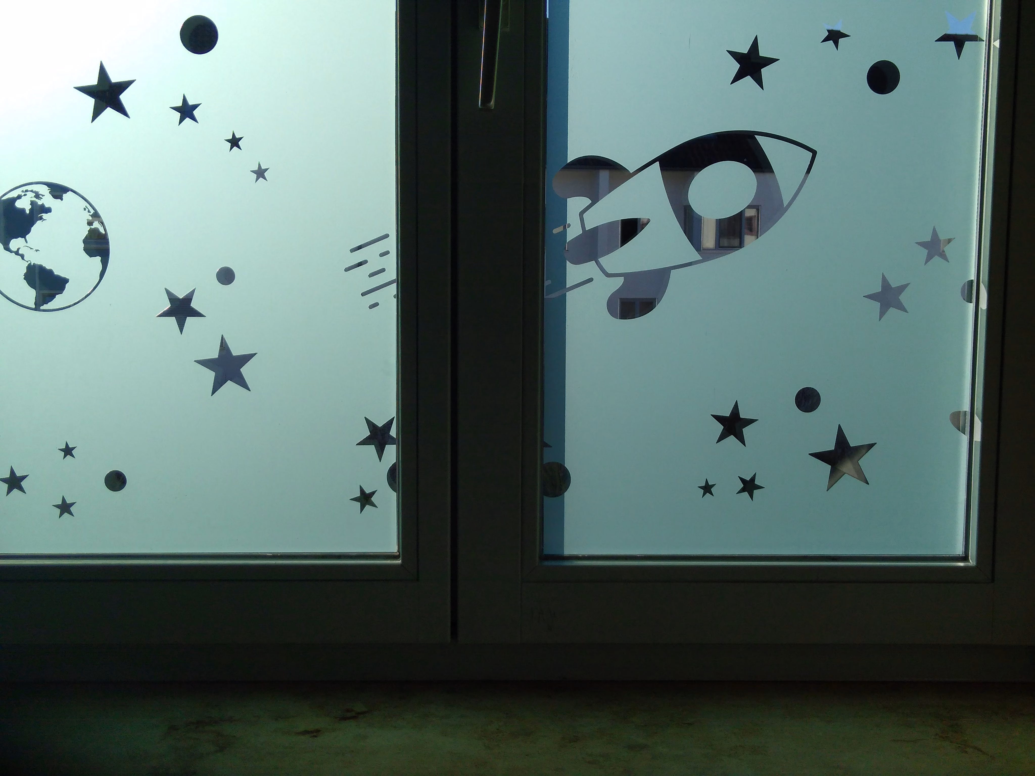 Glasdekor für Fenster im Design Weltall, Farbton mintfarben