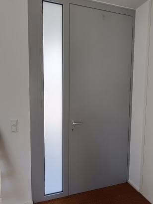 Weiß matte Milchglasfolie als Sichtschutz auf einem Seitenfenster