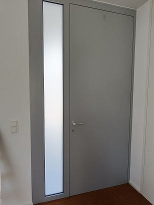 Weiß matte Milchglasfolie als Sichtschutz auf einem Seitenfenster