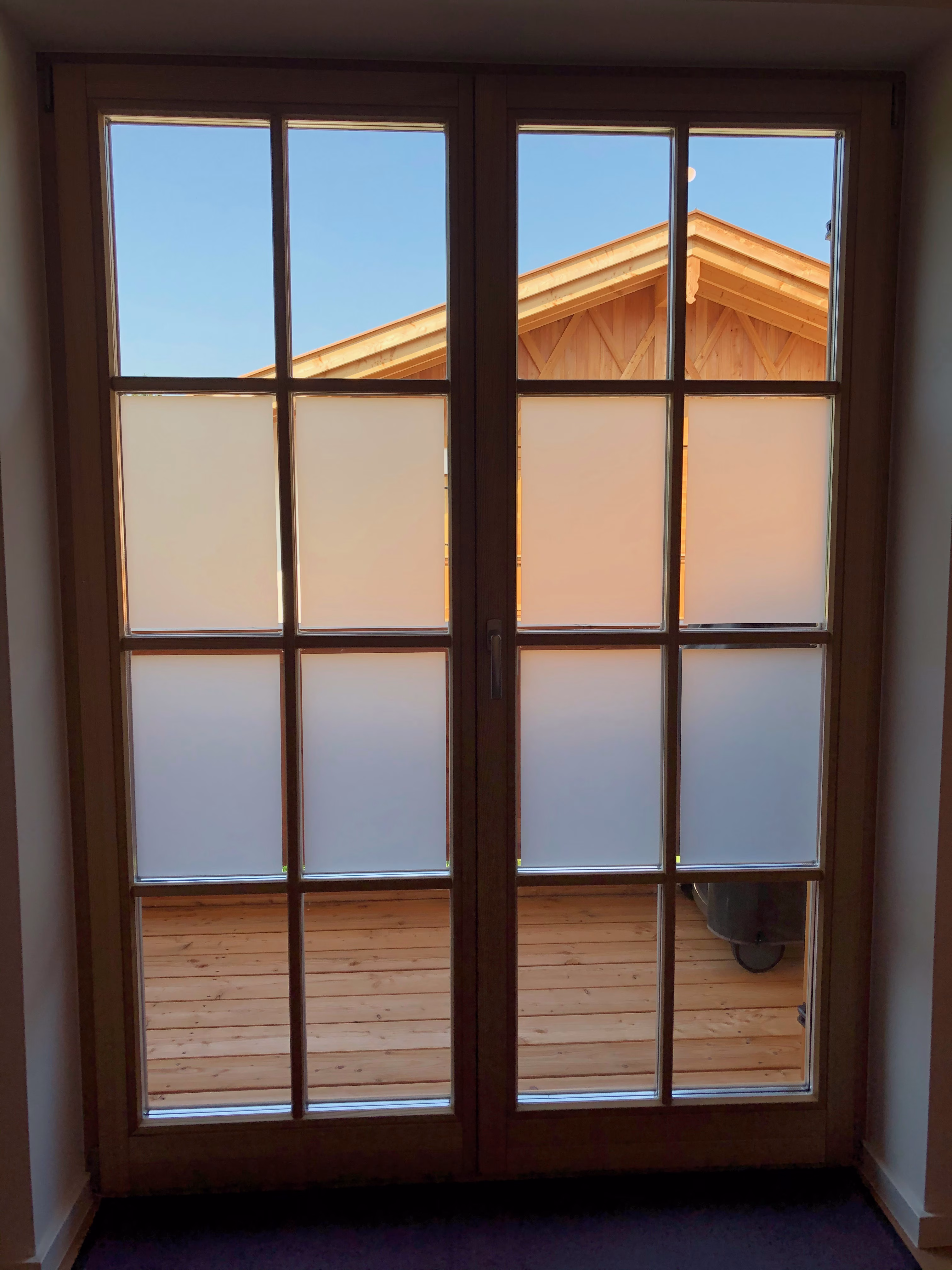 Milchglasfolie auf einem Sprossenfenster angebracht