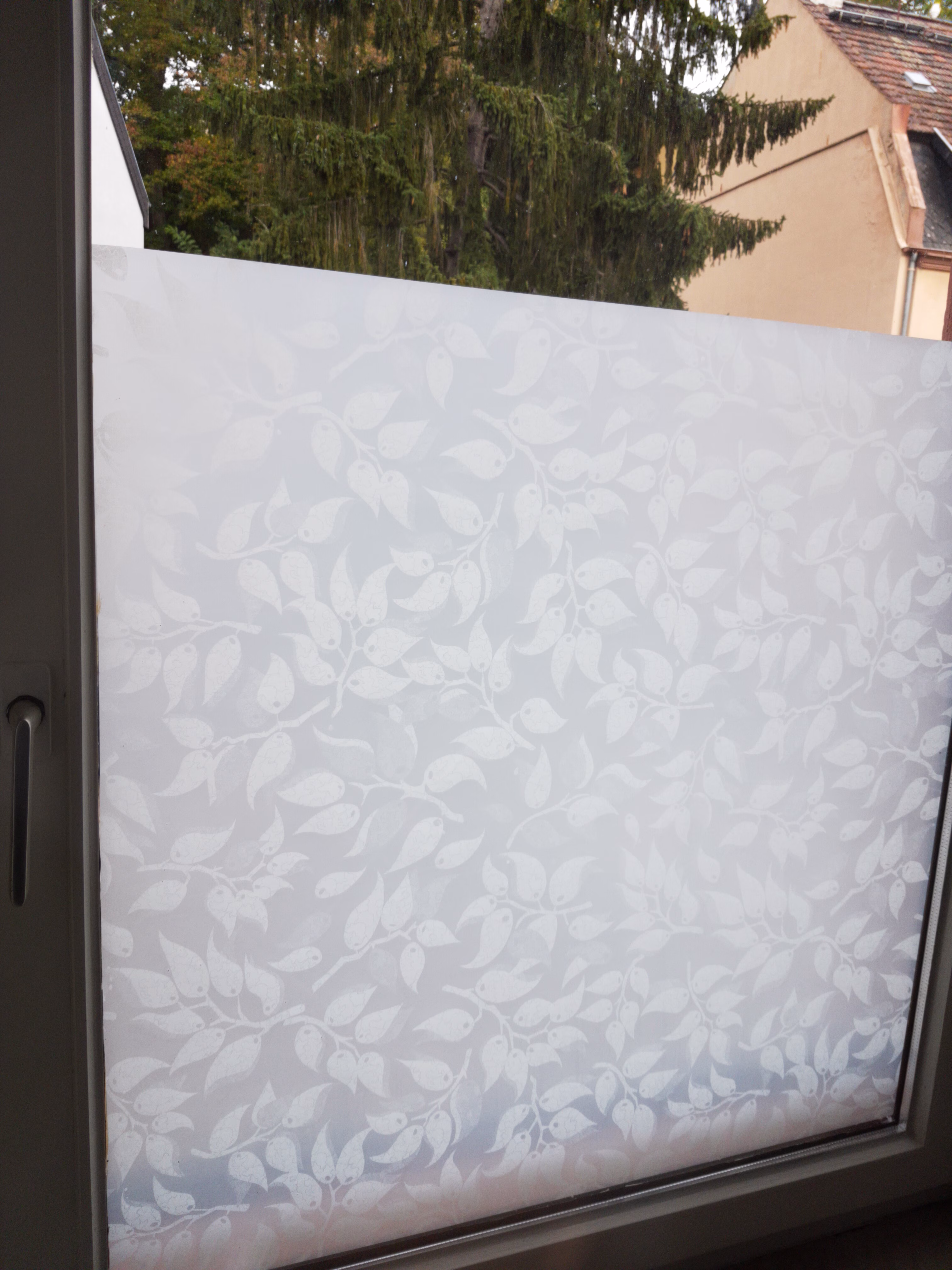 Milchige Sichtschutzfolie mit weißen Blätterranken