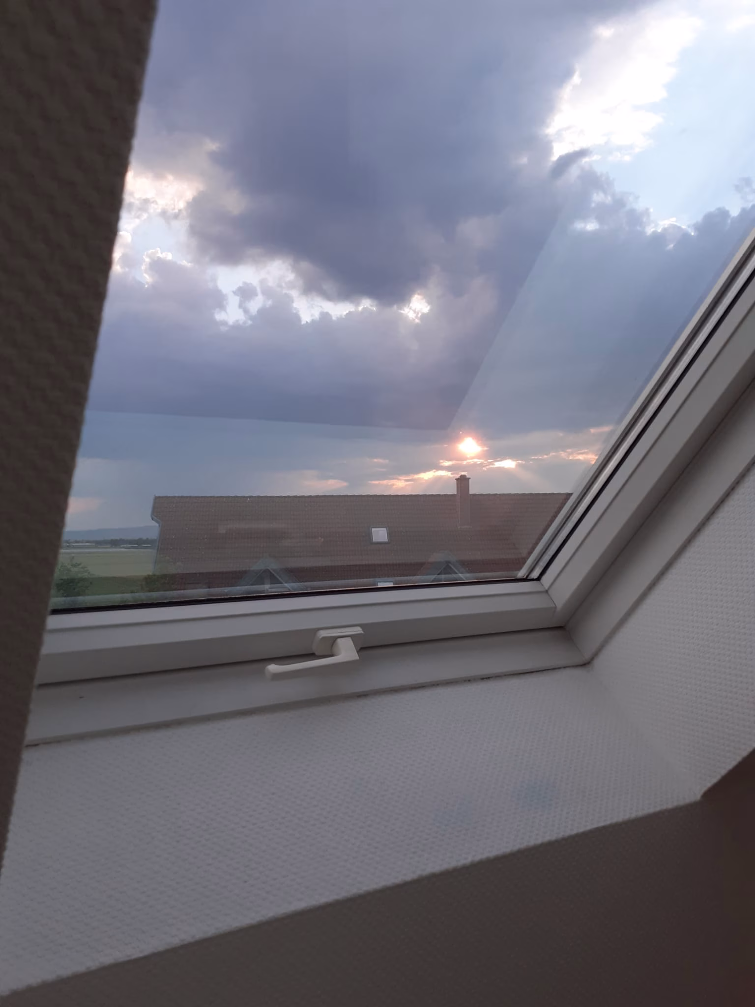 Hitzeschutzfolie auf geschlossenem Dachfenster Hitzeschutzfolie auf geschlossenem Dachfenster