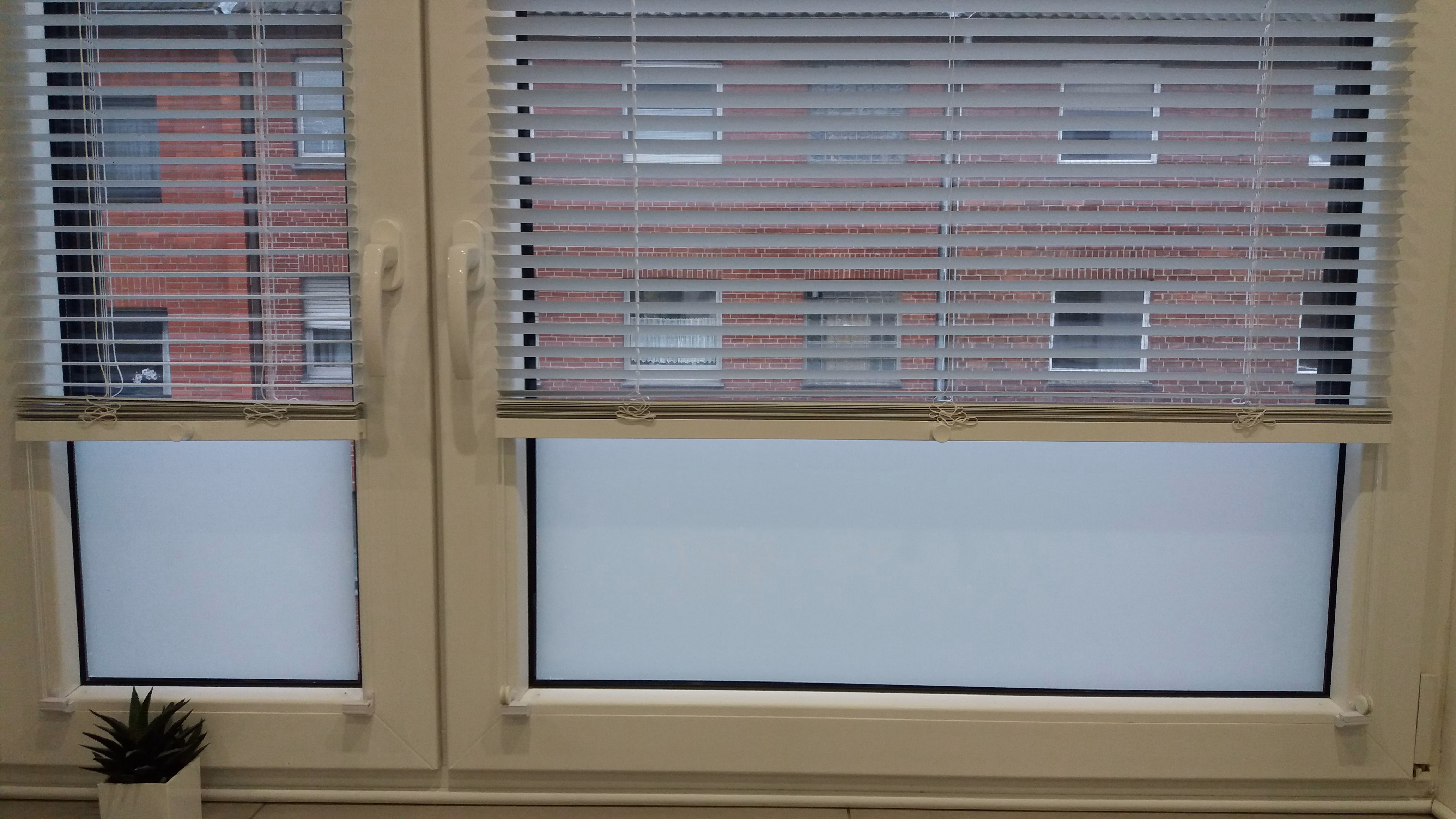 Statische Fensterfolie in weiß matt blickdicht auf einem Doppelfenster