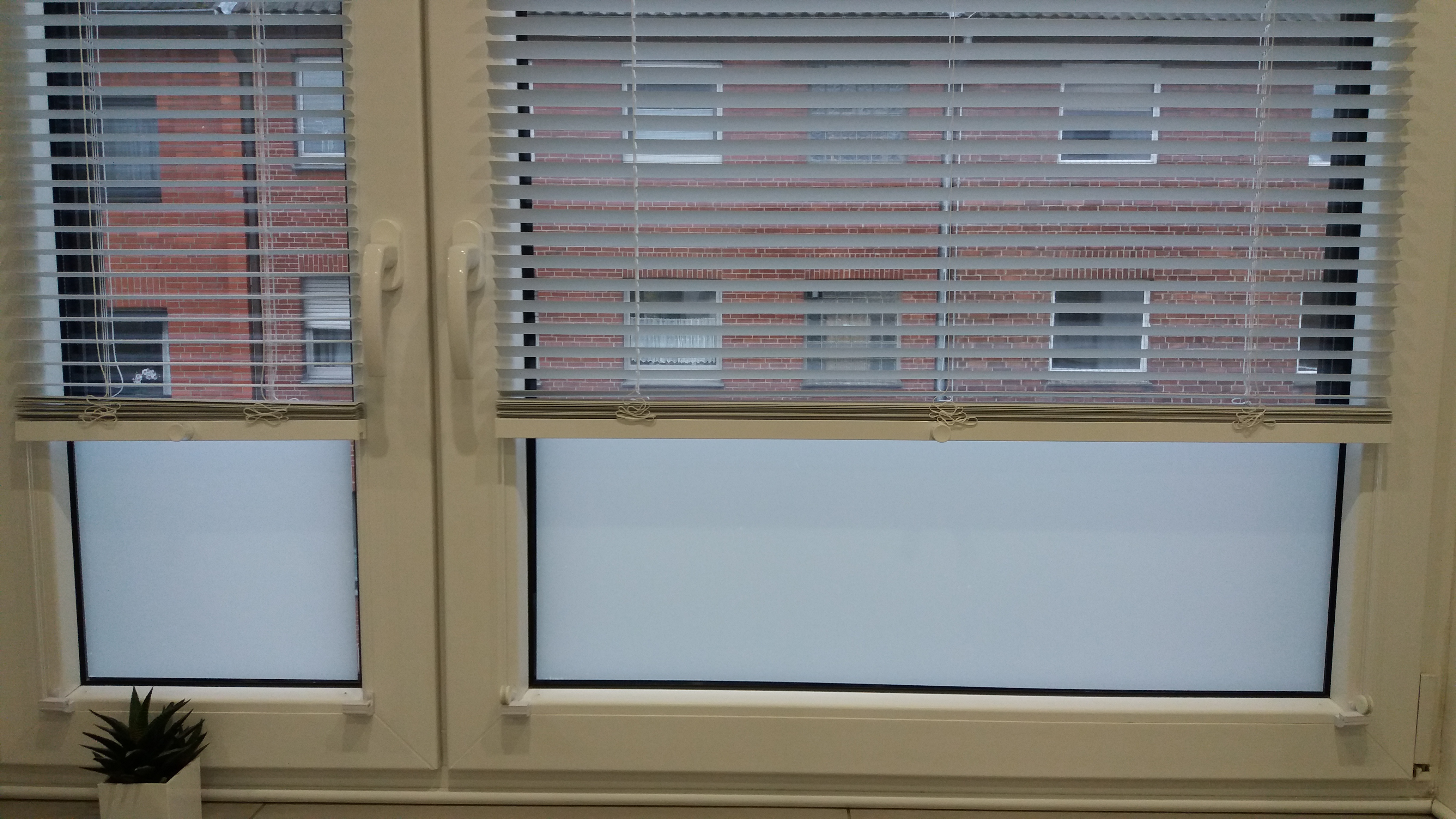 Statische Fensterfolie in weiß matt blickdicht auf einem Doppelfenster