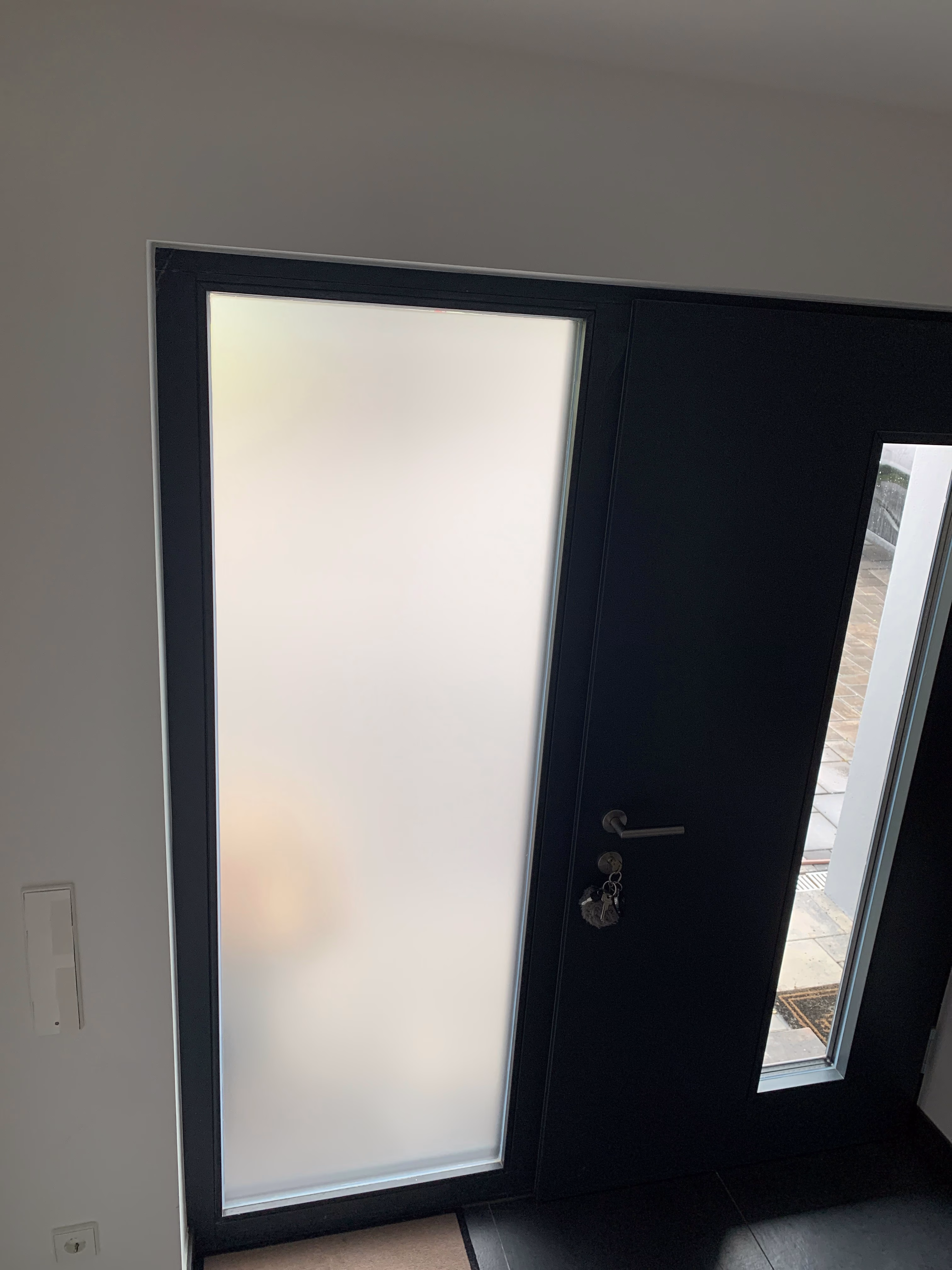 Haustür mit Milchglasfolie in weiß matt als passgenauer Zuschnitt