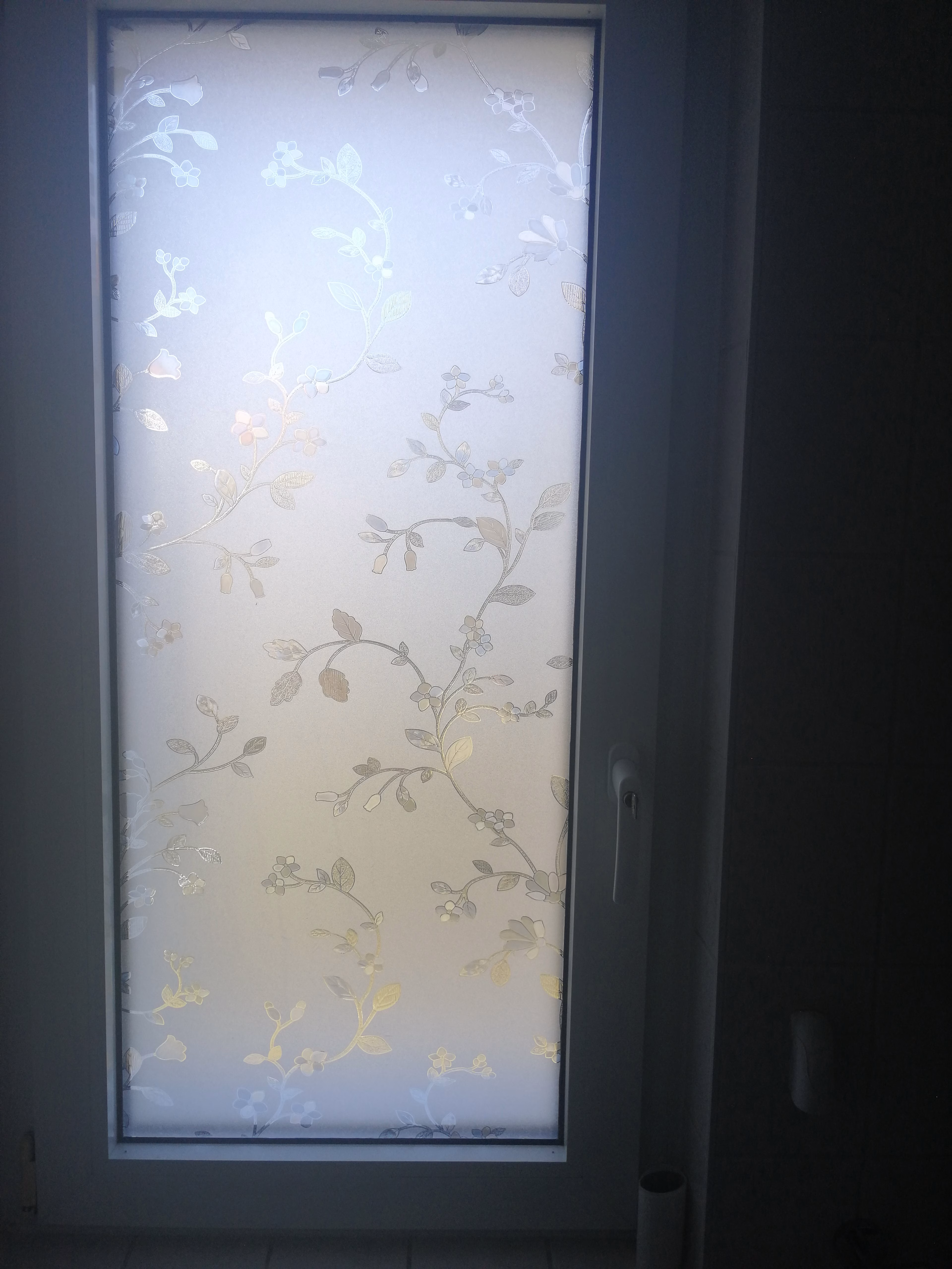 Adhäsionsfolie mit Blumenranken im Badezimmer