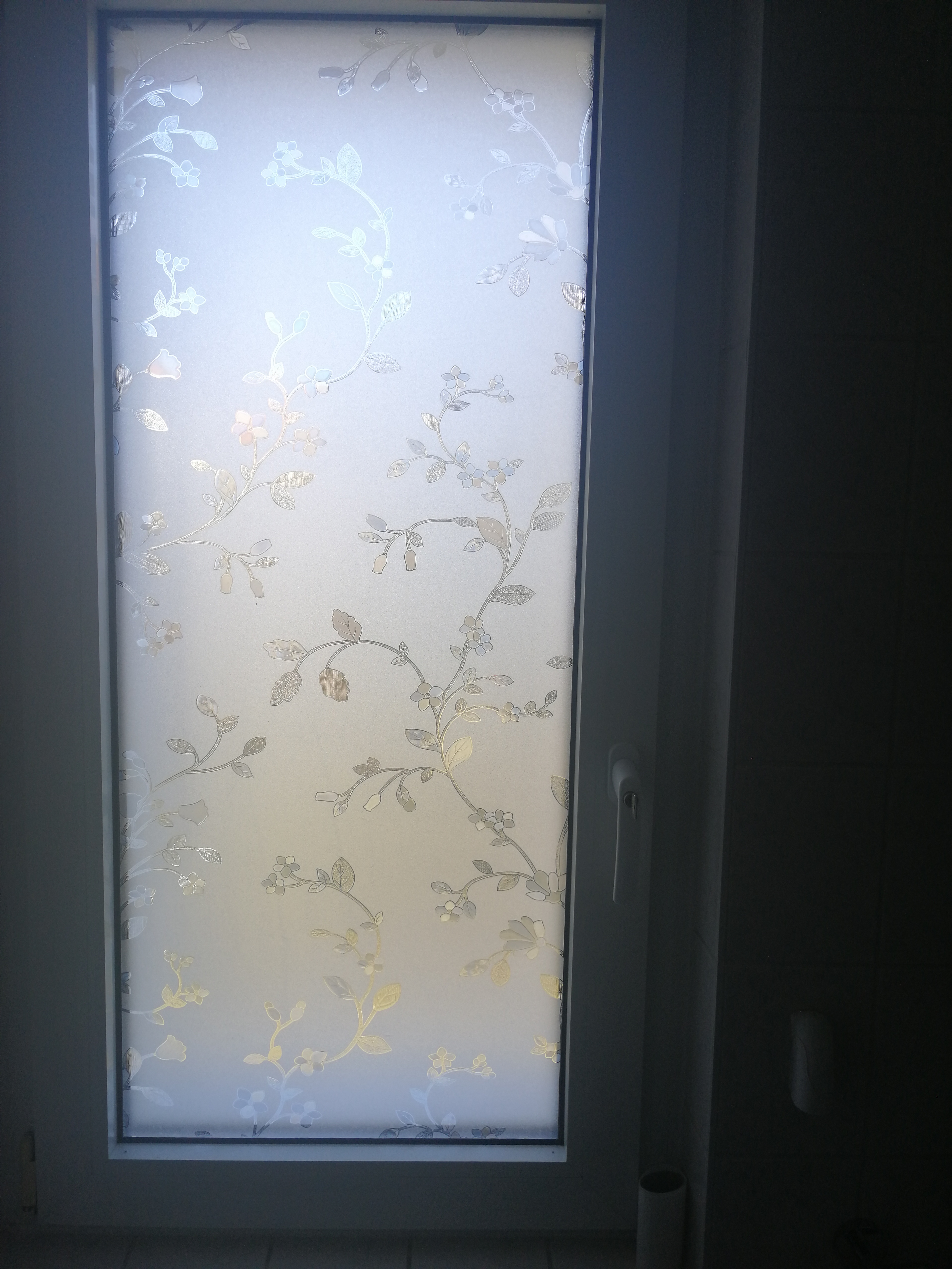 Adhäsionsfolie mit Blumenranken im Badezimmer