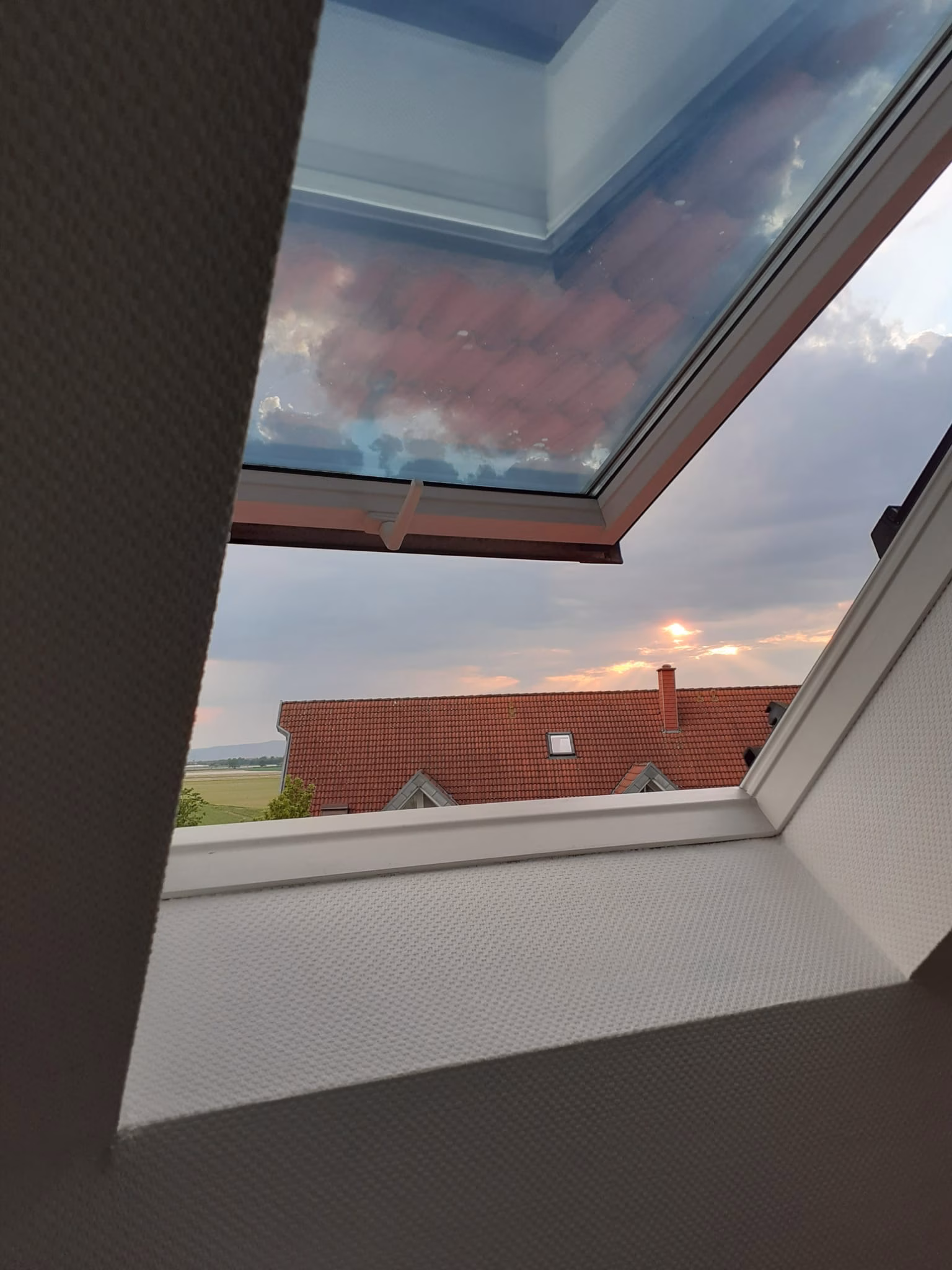 Hitzeschutzfolie, silber dunkel auf einem Dachfenster Hitzeschutzfolie, silber dunkel auf einem Dachfenster