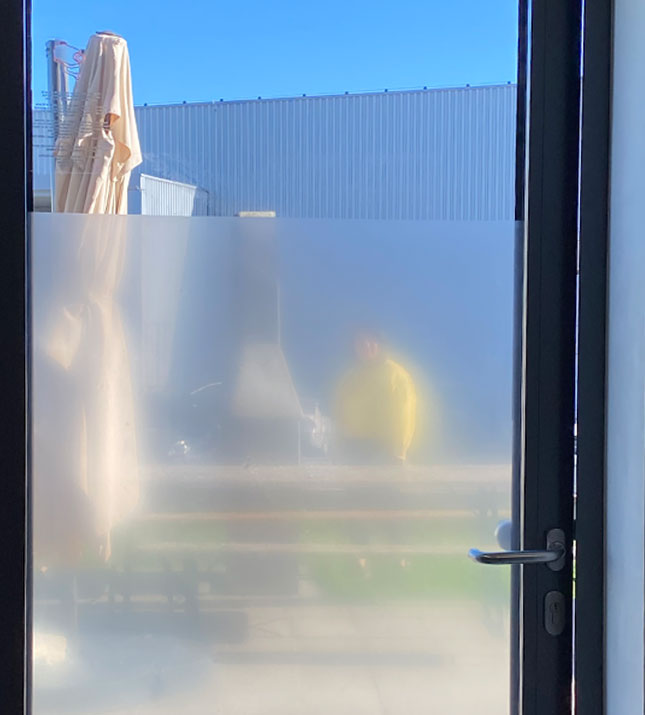 sichtschutzfolie-leicht-transparent-matt-213030