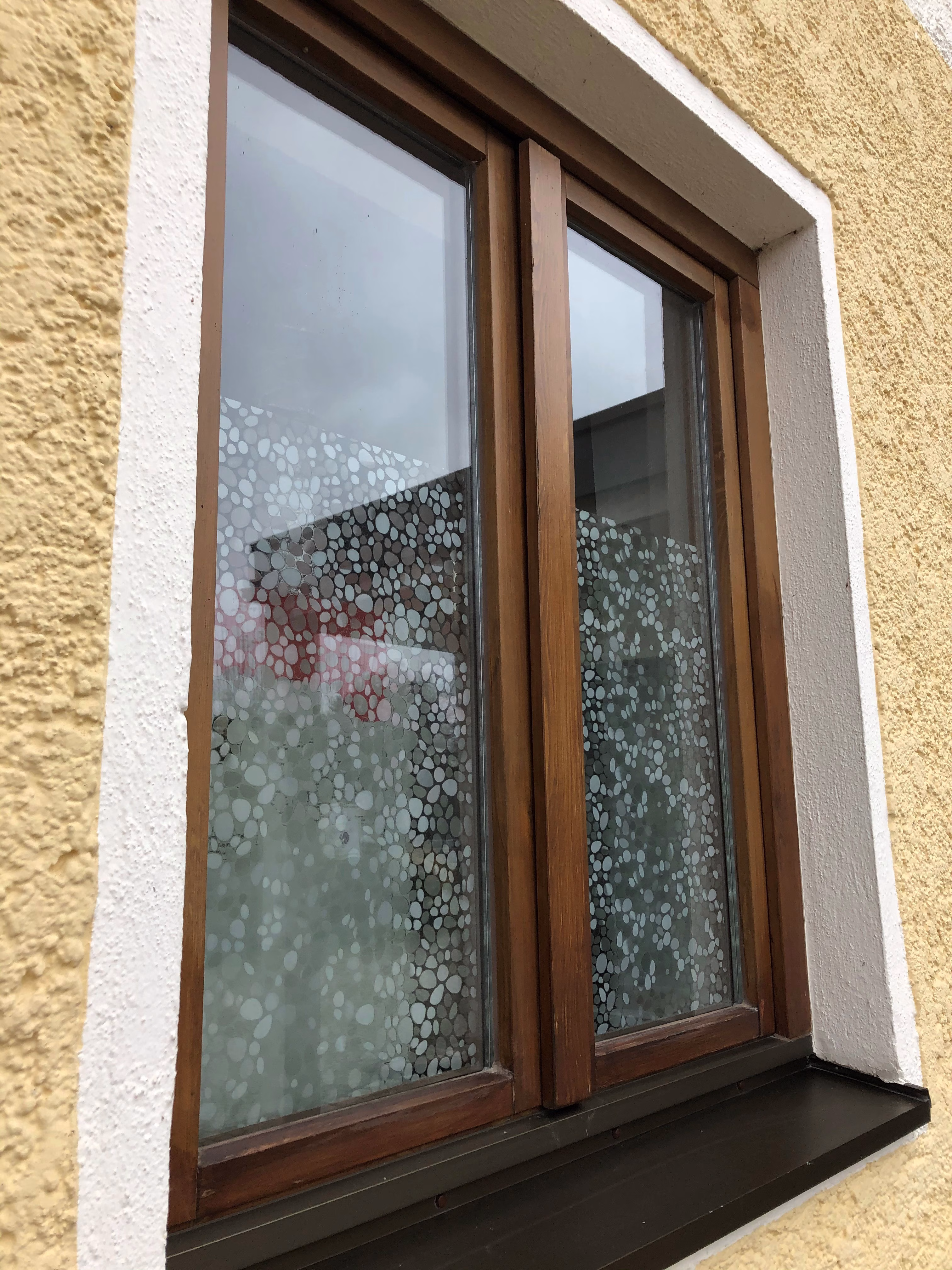 Außenansicht Dekorfolie in Perlenoptik bei Tag