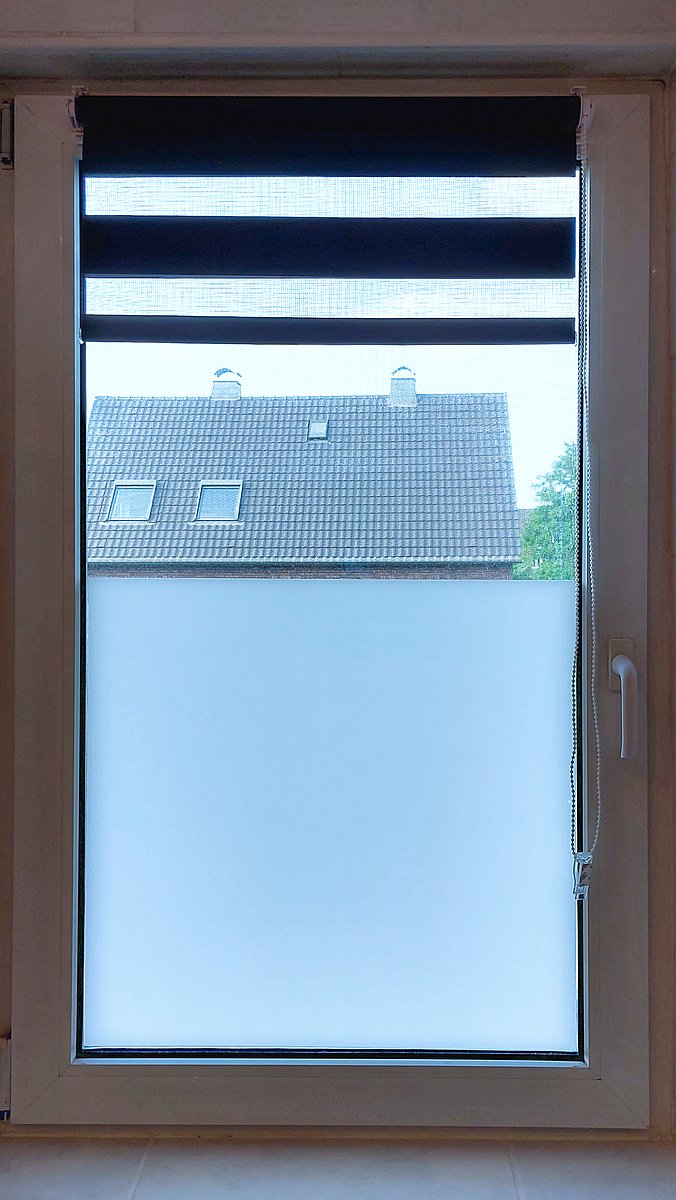 blickdichte Fensterfolie bei Tag und Nacht