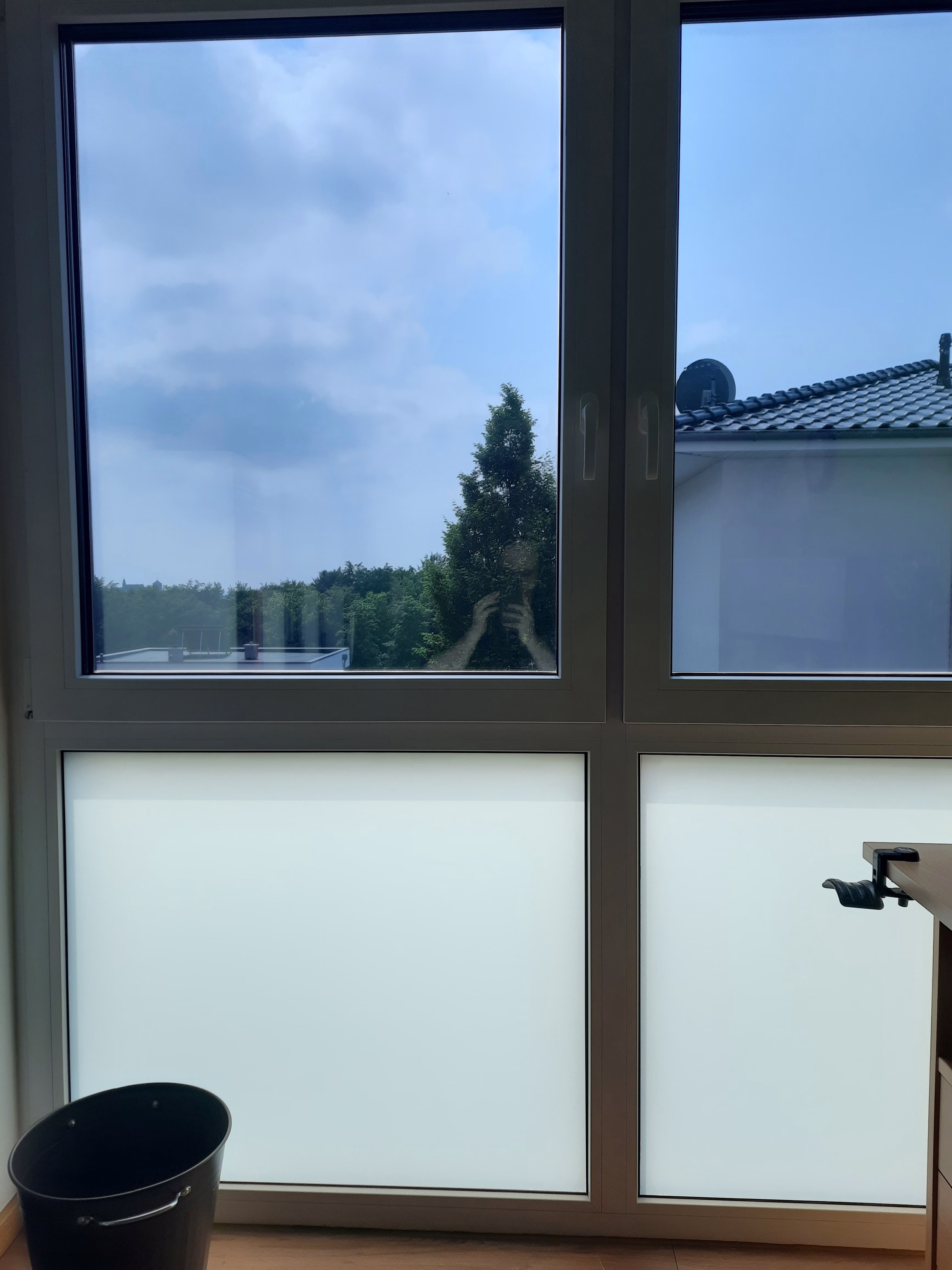 Kleberlose Sichtschutzfolie, weiß matt blickdicht