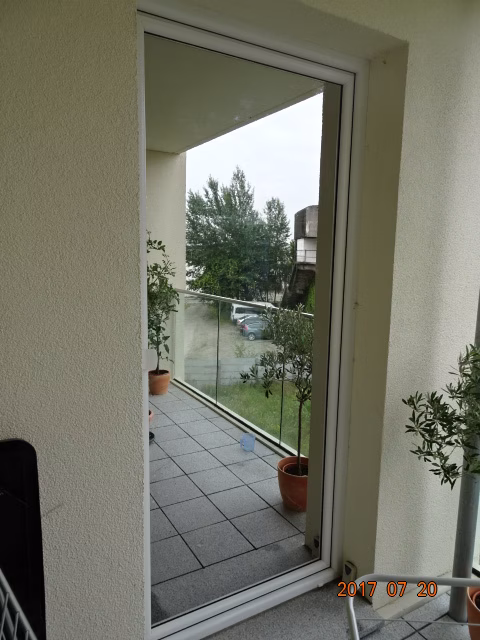 Silber verspiegelte Sonnenschutzfolie auf einer Balkontür