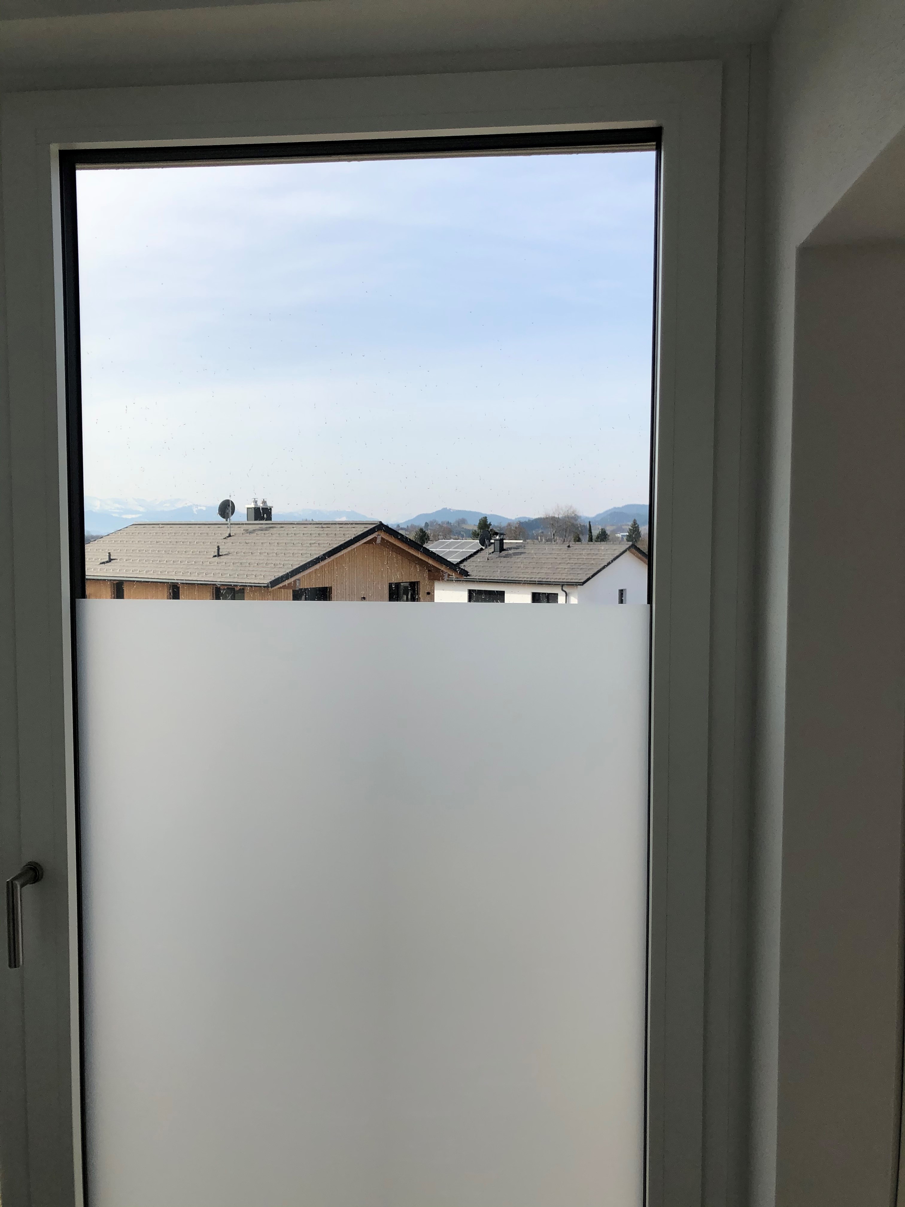 Milchige Sichtschutzfolie am Fenster im Bad