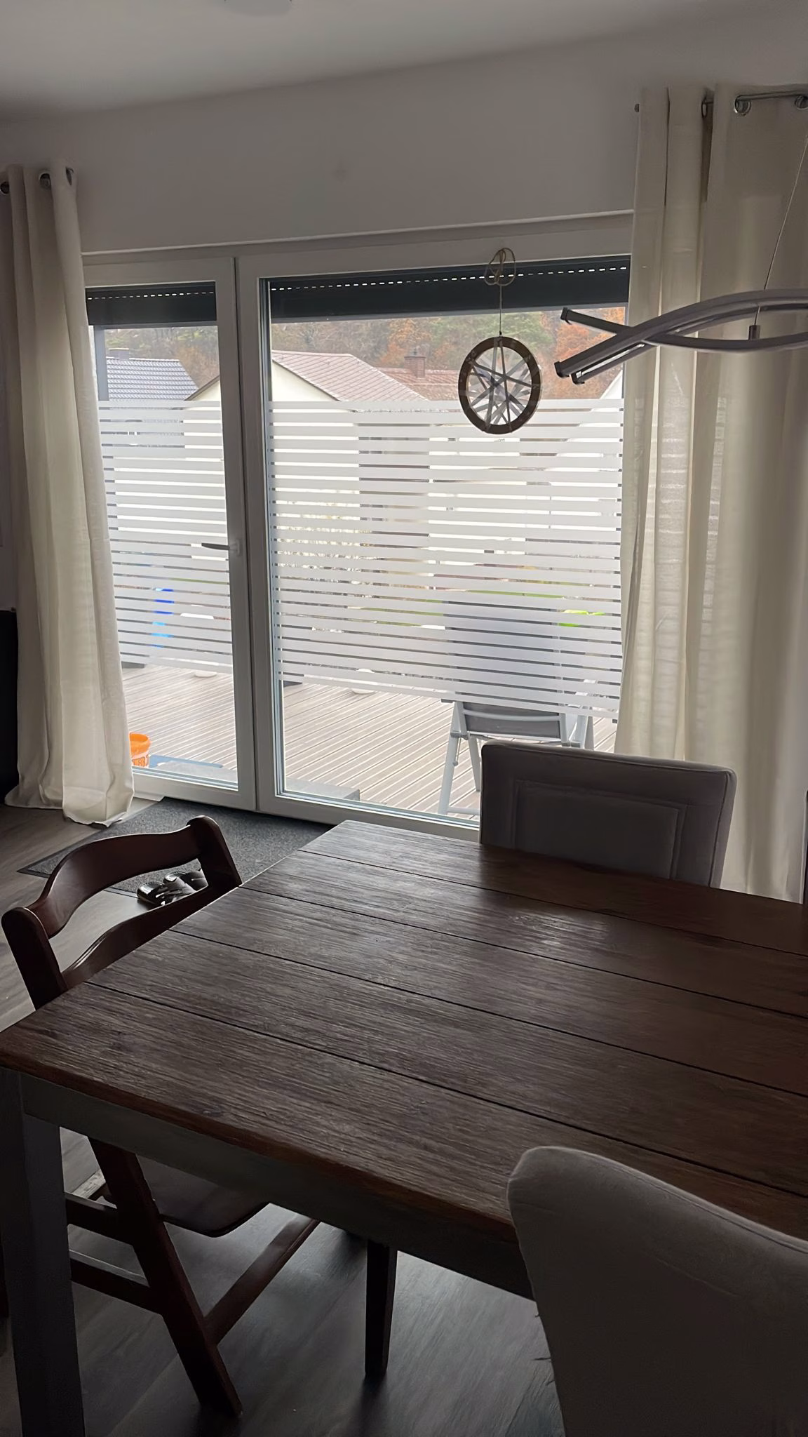 Matte Streifenfolie auf einem Wohnzimmerfenster