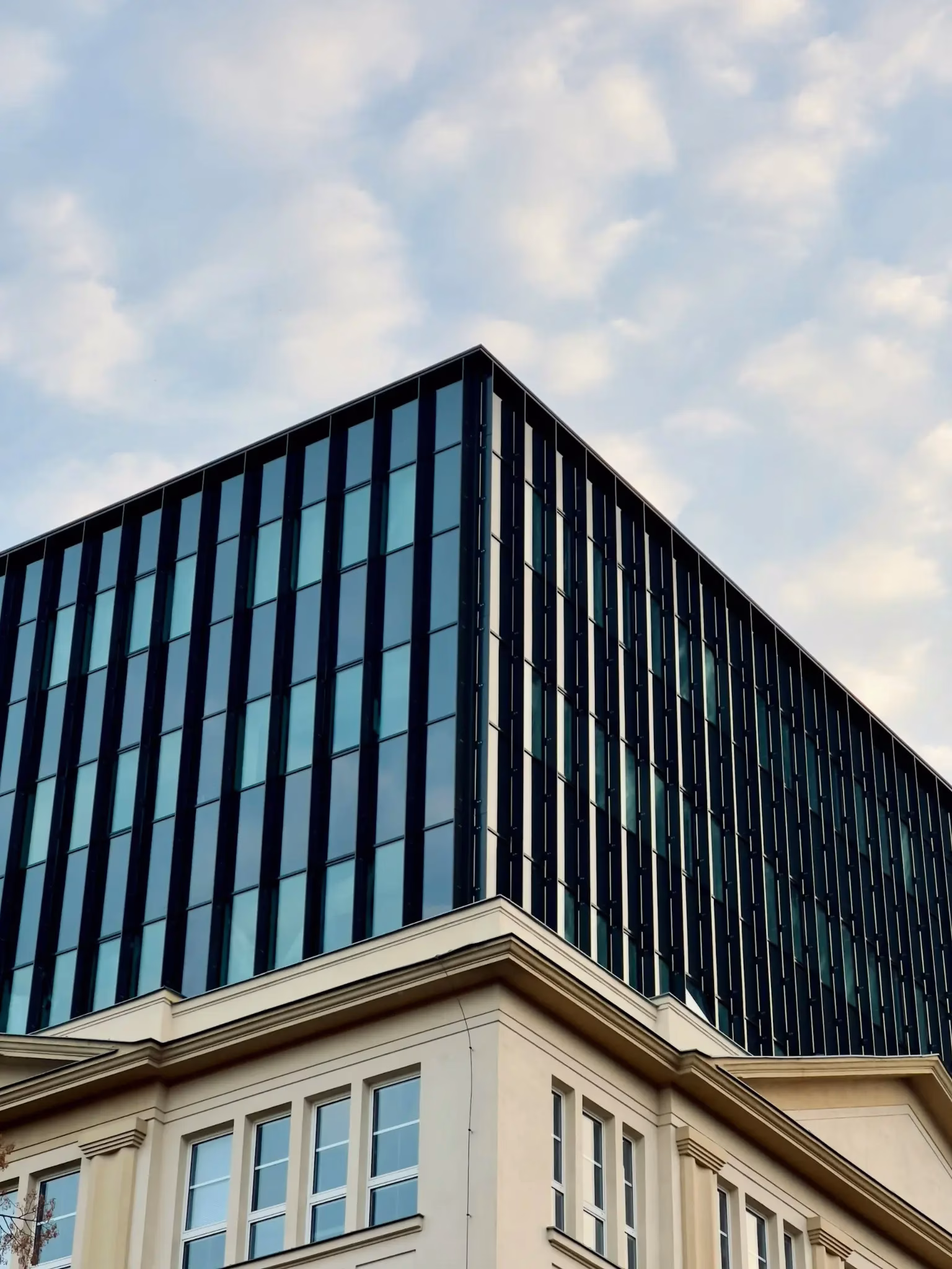 Modernes Gebäude mit Glasfassade und klaren architektonischen Linien