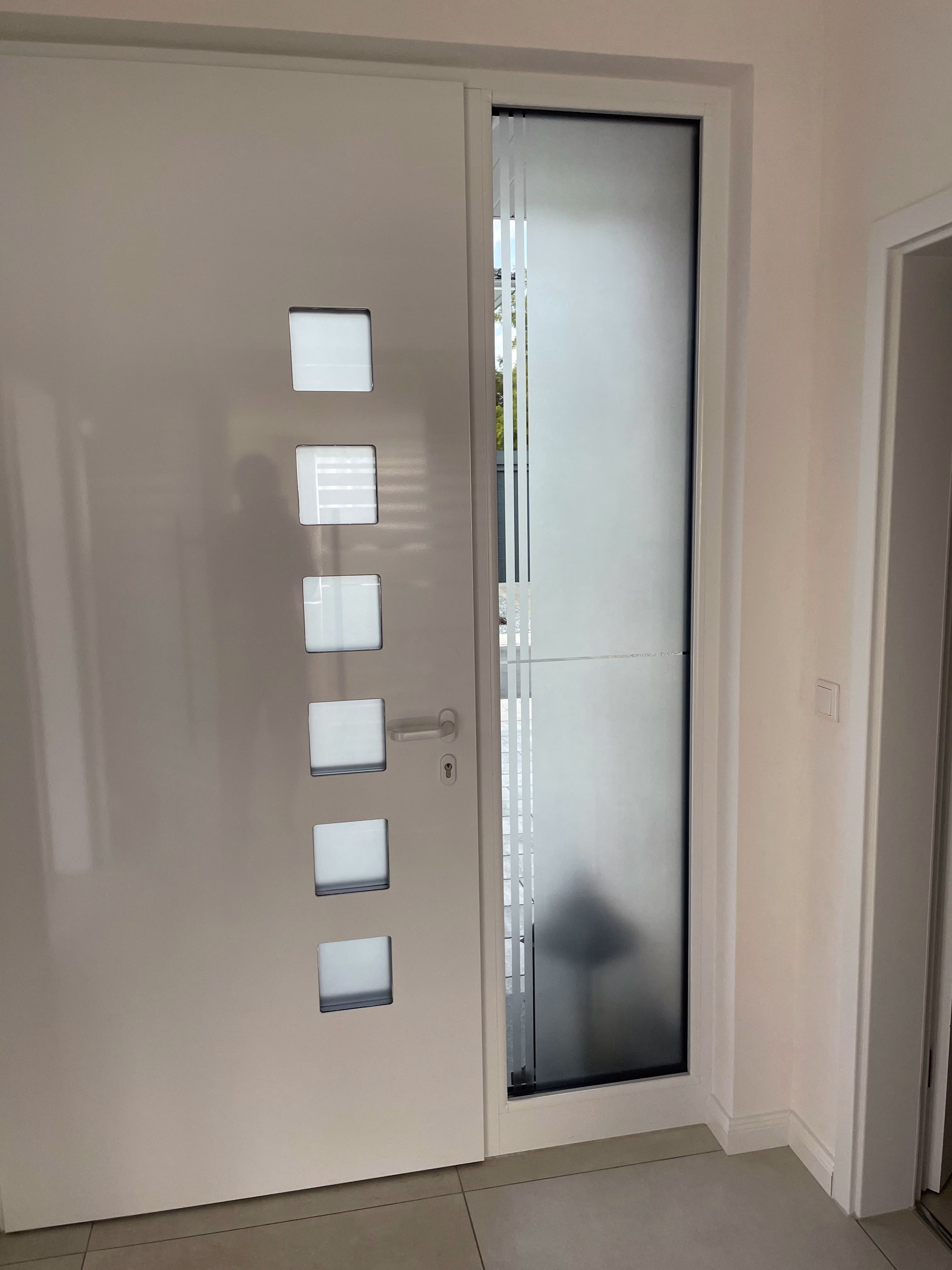 Fensterfolie in Sandstrahloptik an einer Haustür