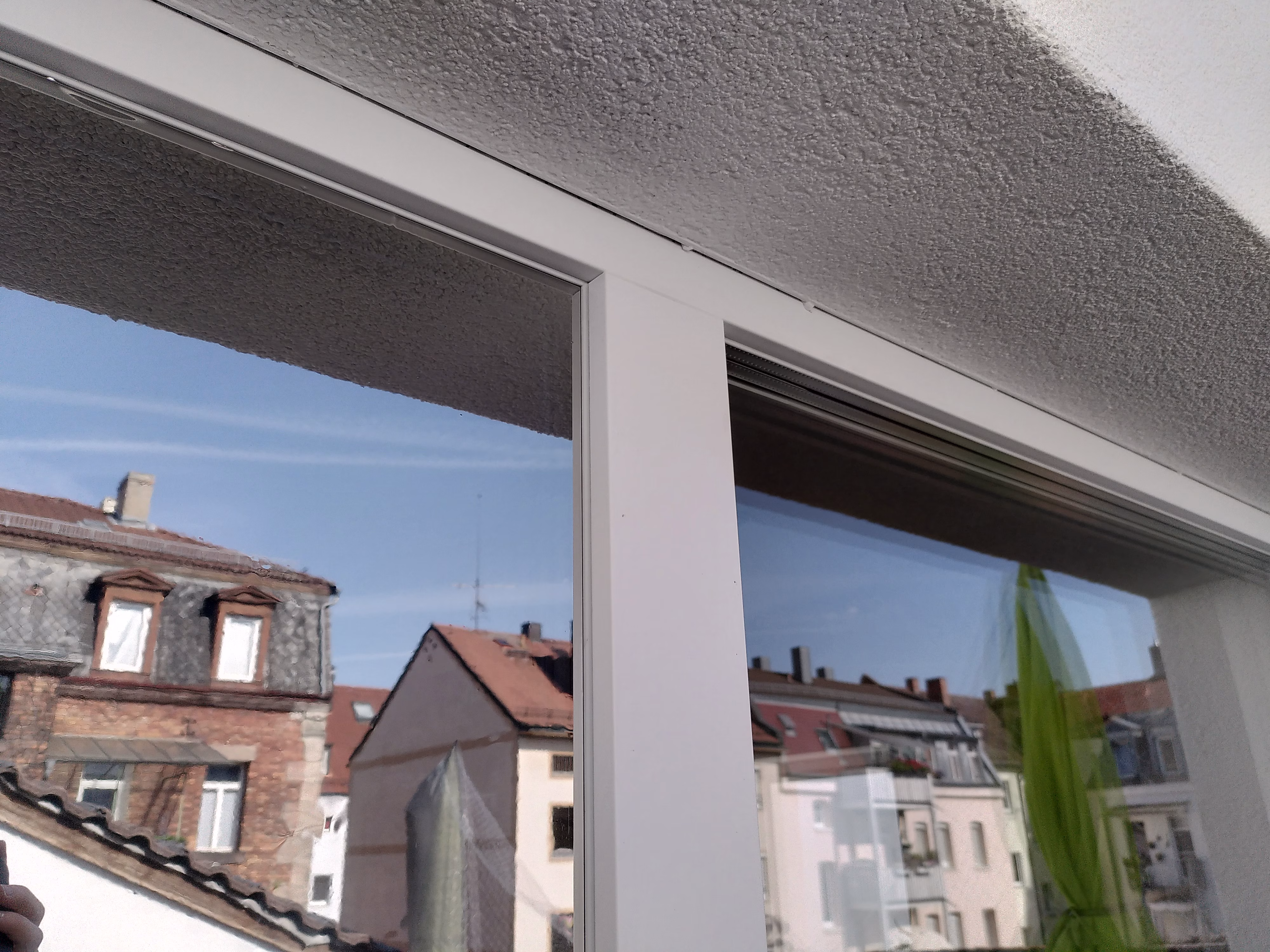 Silberne Spiegelfolie als Hitzeschutz für die Fenster