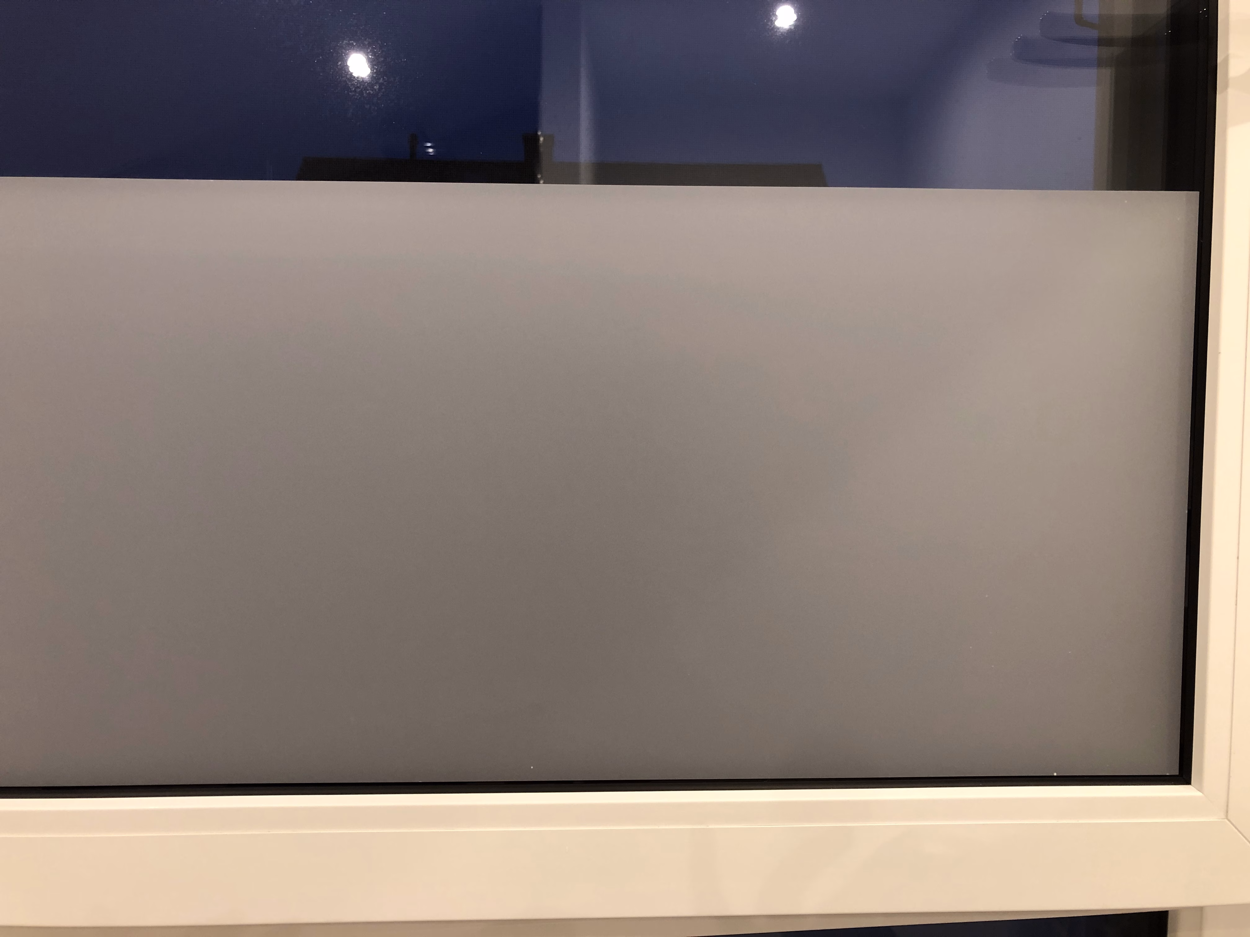 Sichtschutz einer Milchglasfolie bei Dunkelheit