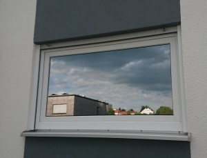 Reflexion eines mit Spionspiegelfolie versehenem Fensters