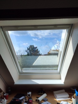 Sonnenschutzfolie auf einem Dachfenster verspiegelt