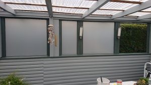 Silber matte Sicht- und Sonnenschutzfolie auf den Fenstern eines Wintergartens angebracht