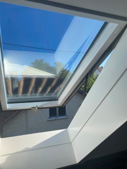 Geöffnetes Dachfenster mit starker Hitzeschutzfolie