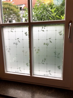 Adhäsionsfolie Bleiglasoptik weiß matt mit Blumenmotiven