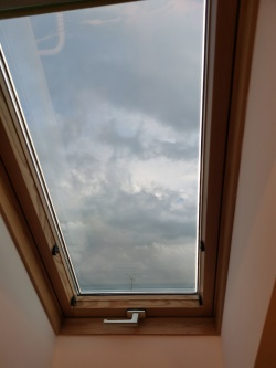 Dachfenster mit Fensterfolie gegen die Sonnenstrahlen