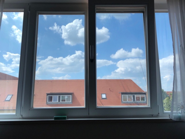 Mittlere Sonnenschutzfolie als Hitzeschutz im Kinderzimmer