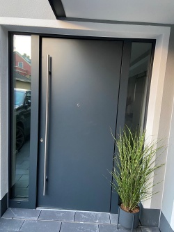 Haustür mit Spionspiegelfolie auf der linken Scheibe