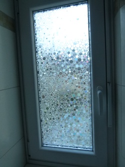 Kleberlose Folie in Perlen- Glanzoptik die für ein tolles Bild im Raum sorgt. 