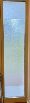 Lichtband mit kleberloser Fensterfolie in der Optik von Reiskörnern