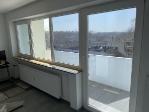 Sonnenschutzfolie, stark verspiegelt am Fenster eines Balkons