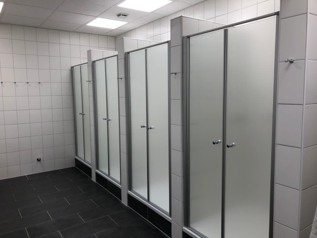 Antibakterielle Folie Hexis Purezone in weiß matt auf einer Duschwand