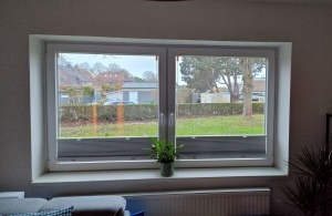 Innenansicht verspiegeltes Wohnzimmerfenster