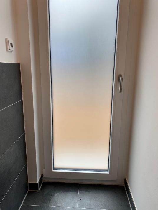 Sichtschutzfolie in Ätzglas Optik auf einer Haustür mit Glaseinsatz