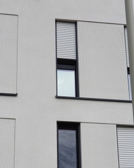Spionspiegelfolie als Sichtschutz auf dem Fenster angebracht