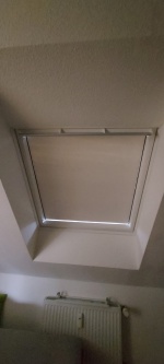 Selbsthaftend Blockout Folie auf einem Dachfenster