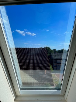 Sonnenschutzfolie auf einem Schrägglas-Dachfenster