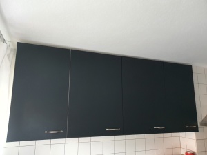 Schrank mit schwarz gekörnter Möbelfolie foliert