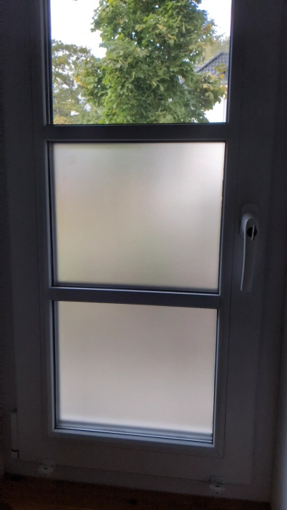 Ätzglas Sichtschutzfolie auf einem Fenster mit Sprossen