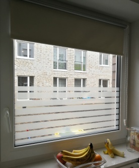 Sichtschutzfolie mit Streifen am Fenster in 45mm Breite