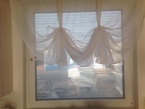 Dekorfolie weiß wellige Streifen auf einem Küchenfenster