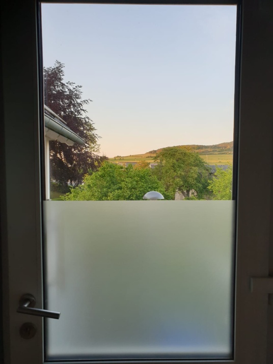 Selbsthaftende Sichtschutzfolie auf dem unteren Teil eines Fensters montiert