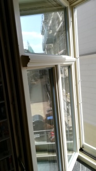geöffnetes Stegfenster mit Spionspiegelfolie foliert